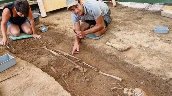 Grabungen im Juli in Unterstammheim: Ein Mann mit einem Schwert – der Archäologe zeigt mit dem Finger drauf – aus dem Frühmittelalter wurde ausgegraben.