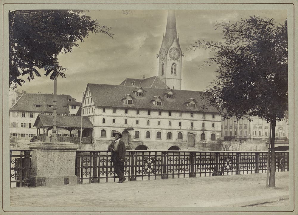Um 1893: Ein Stück vom alten Zürich, als das alte Kornhaus noch stand. Dieses musste der Fraumünsterpost und dem neuen Stadthaus weichen.