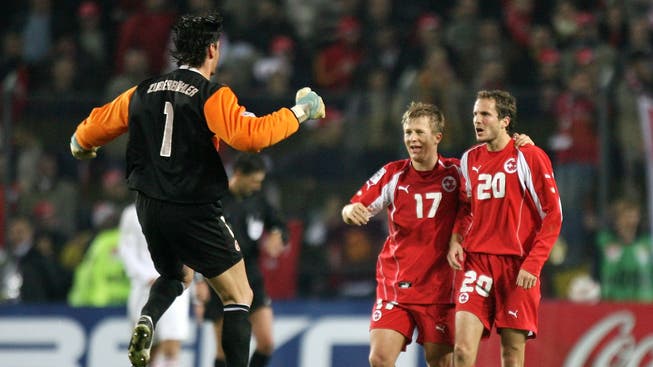 Pascal Zuberbühler, Christoph Spycher und Patrick Müller (v. l.) freuen sich im Jahr 2005 über die WM-Qualifikation mit der Schweiz.