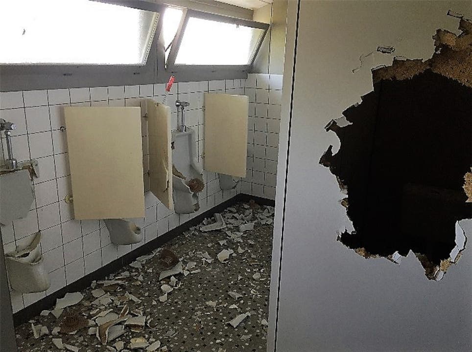 Schinznach, Juli 2019: Vandalen haben in Schinznach in der Aula gewütet: Sie schlugen Fenster ein, versprayten Wände und zerstörten ein Keyboard und weitere Gegenstände. Die Täter sind dem Gemeinderat bekannt.
