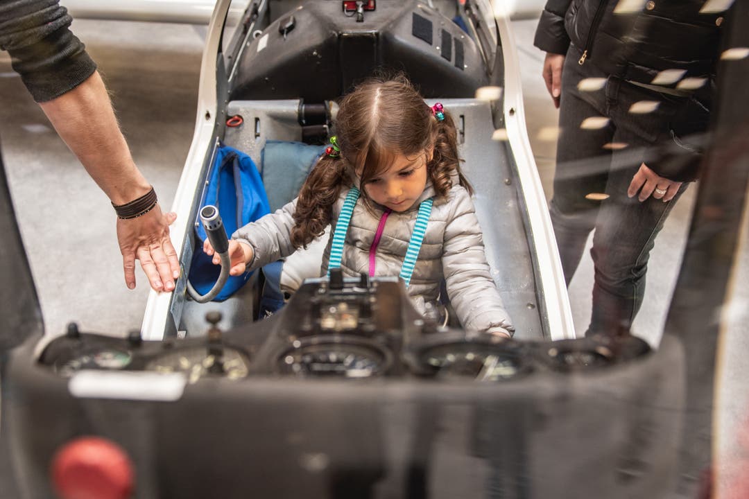 In einem waschechten Flugzeug sitzen - das finden die Kinder toll.