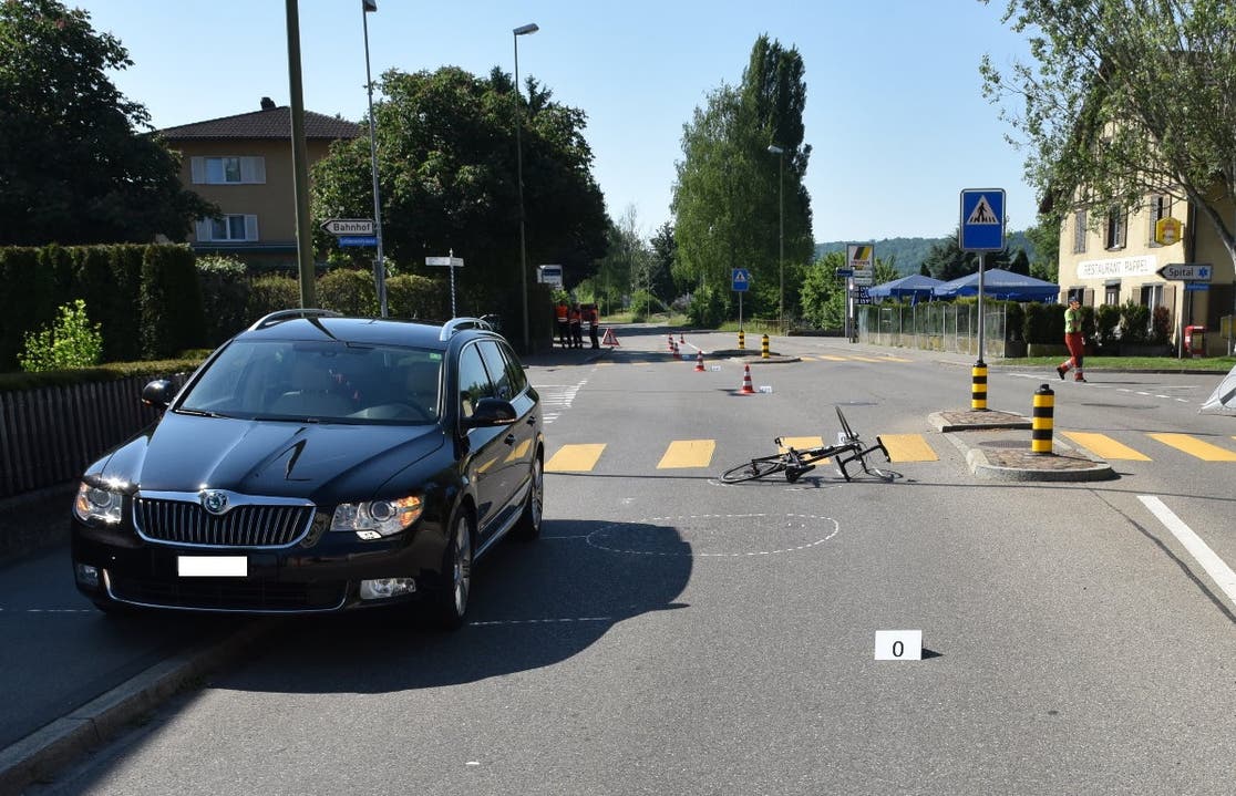 Urdorf, 28. Mai 2017 Bei einer Kollision zwischen einem Auto und einem älteren Velofahrer, erlitt der Zweiradlenker schwere Kopfverletzungen. Er musste mit dem Helikopter ins Spital geflogen werden.