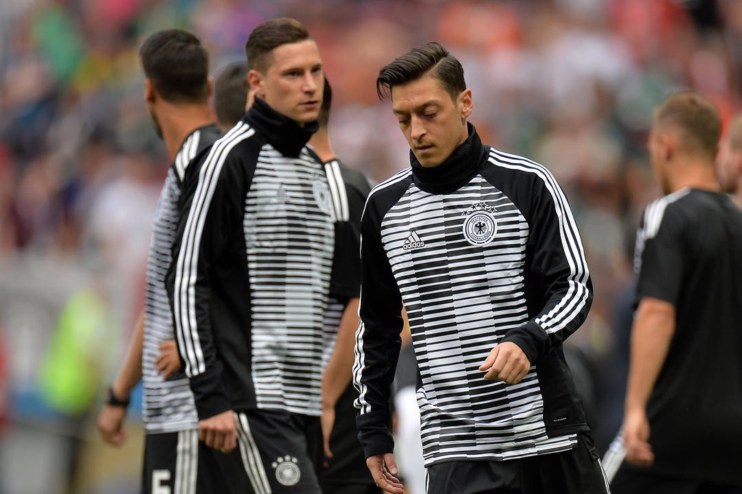 Mesut Özil und Julian Draxler wärmen sich auf.