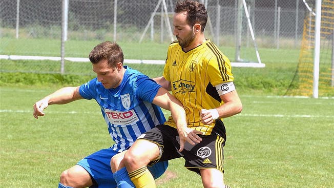 FCD-Captain Nils Wernli erzielte in der Vorrunde mehr als die Hälfte der Dulliker Tore. Hier setzt er Oltens Luca Schifferle unter Druck.