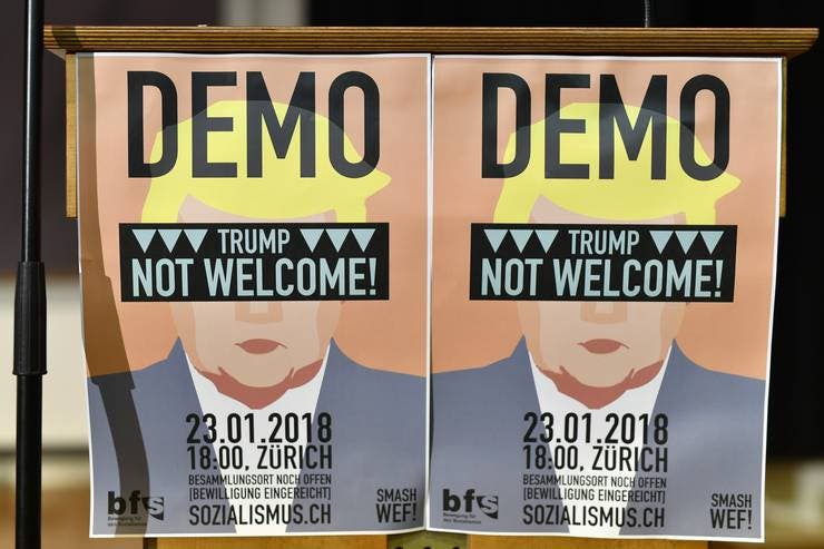 Mit diesem Plakat wird für eine Demonstration gegen US-Präsident Donald Trump am WEF in Davos geworben.