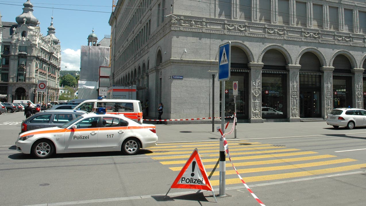 Polizei Grosseinsatz vor der SNB