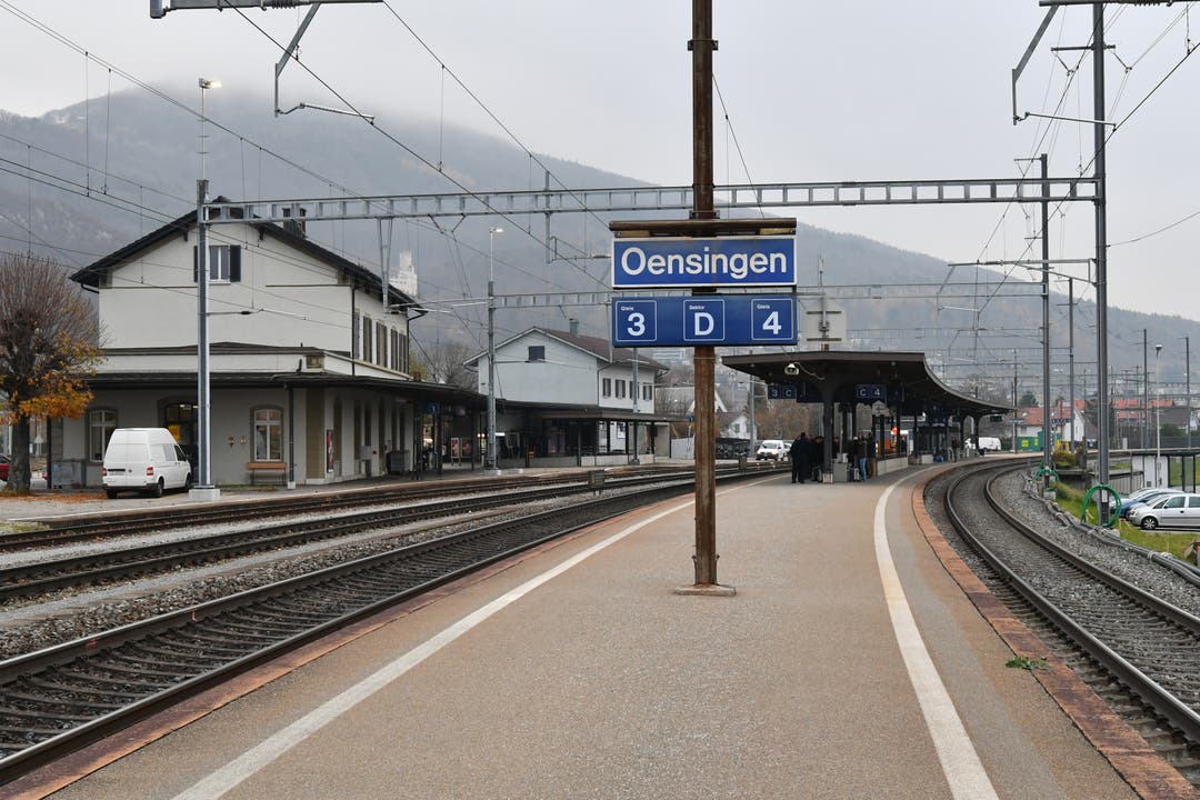 Regional und Fernverkehrszüge halten am 390m langen Mittelperron Gleis 3/4.