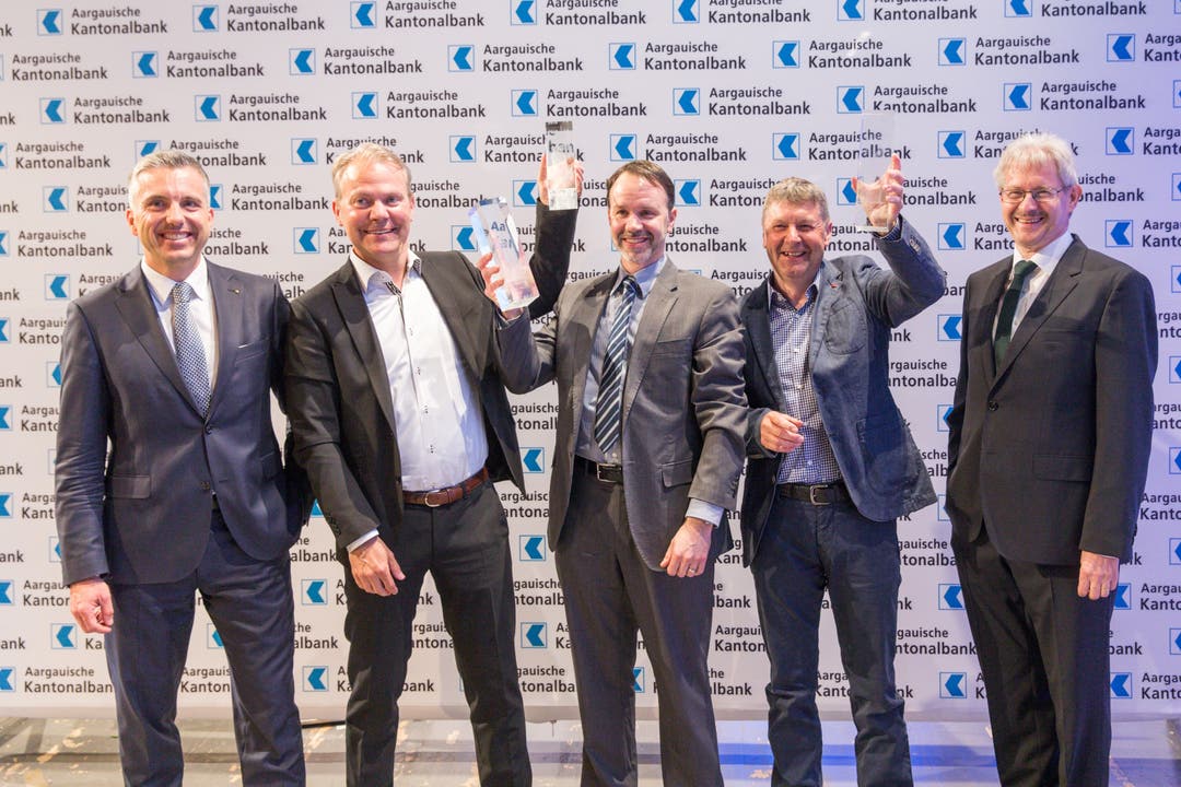 Die Gruppenbild der Unternehmenspreis-Gewinner 2018 Von links: Dr. Pascal Koradi (Direktionspräsident Aargauische Kantonalbank), Marcel Bieri (Jura-Cement), Patrick Meyer (Carbomill AG), Paul Hediger (Gartencenter Lengnau AG), Kurt Schmid (Präsident Aargauischer Gewerbeverband).