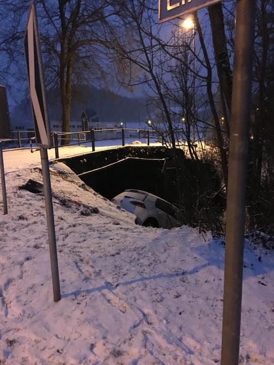 Selbstunfall wegen Schneeglätte in Gränichen AG.