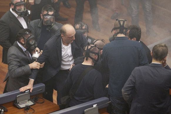Mit Tränengas protestierten Abgeordnete von Vetevendosje 2016 gegen die Präsidentenwahl