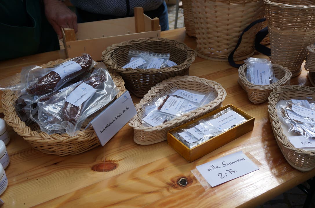 Impressionen vom Frühlingsmarkt in Uitikon Fleischerzeugnis und Samen am Stand vom Kloster Fahr