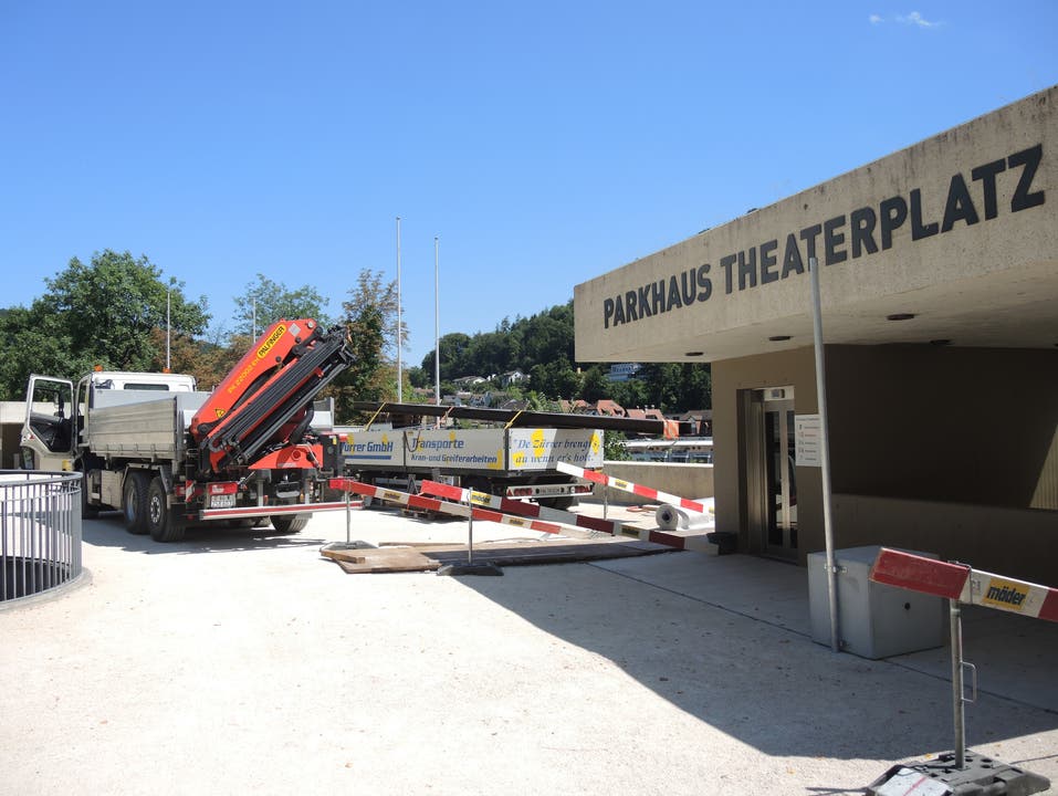 Der Theaterplatz ist noch unverbaut, das Baumaterial steht bereit.