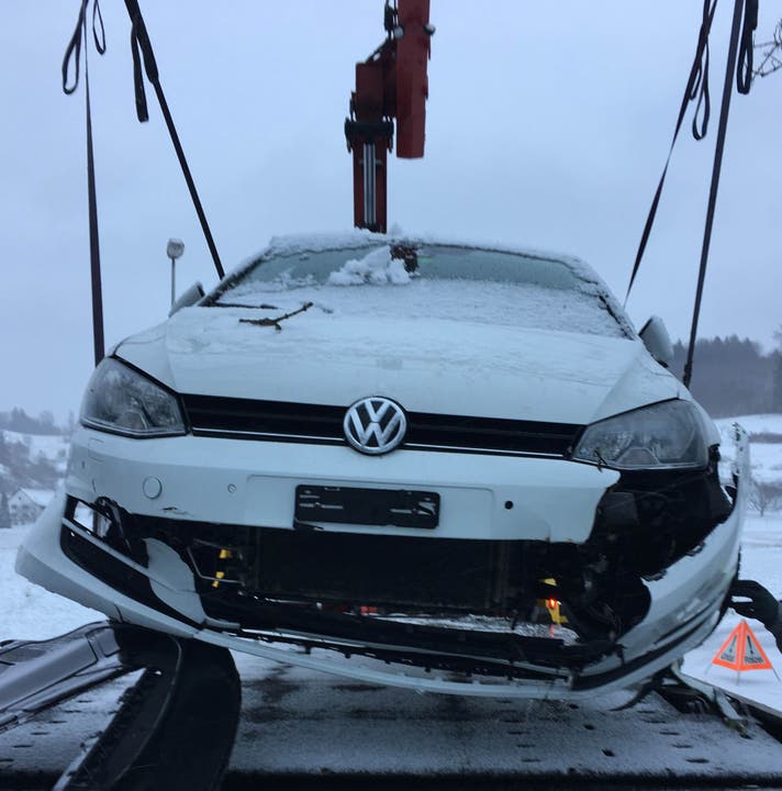 Selbstunfall wegen Schneeglätte in Gränichen AG.