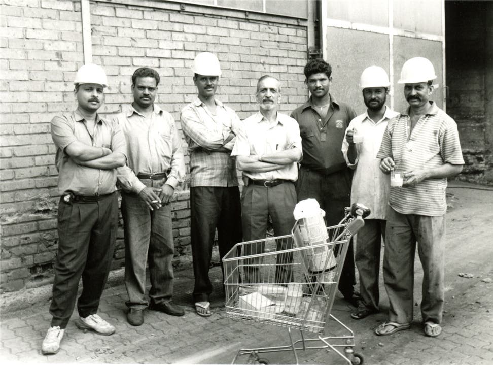 Indische Arbeiter demontierten 1997 die alte, stillgelegte Giesserei. Ein deutscher Mittelsmann verkaufte sie nach Indien, wo sie in Kolhapur wieder aufgebaut wurde. Das Bild erschien am 2. Oktober 1997 im Wiggertaler.