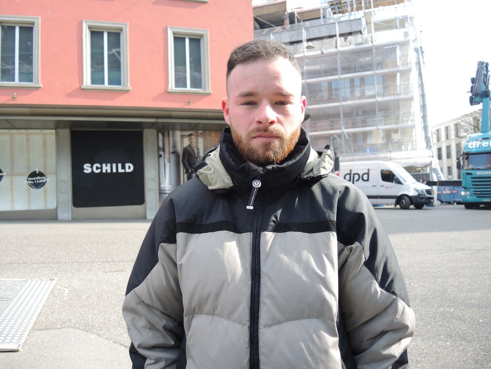 Yannik Meier (25) aus Dottikon «Ich trage wirklich warme Kleidung, aber mit dem Wind ist es nicht auszuhalten. Da ich draussen arbeite, hat mein Unternehmen den meisten freigegeben. Man will nur noch drinnen sein und einen Kaffee oder Tee trinken.»