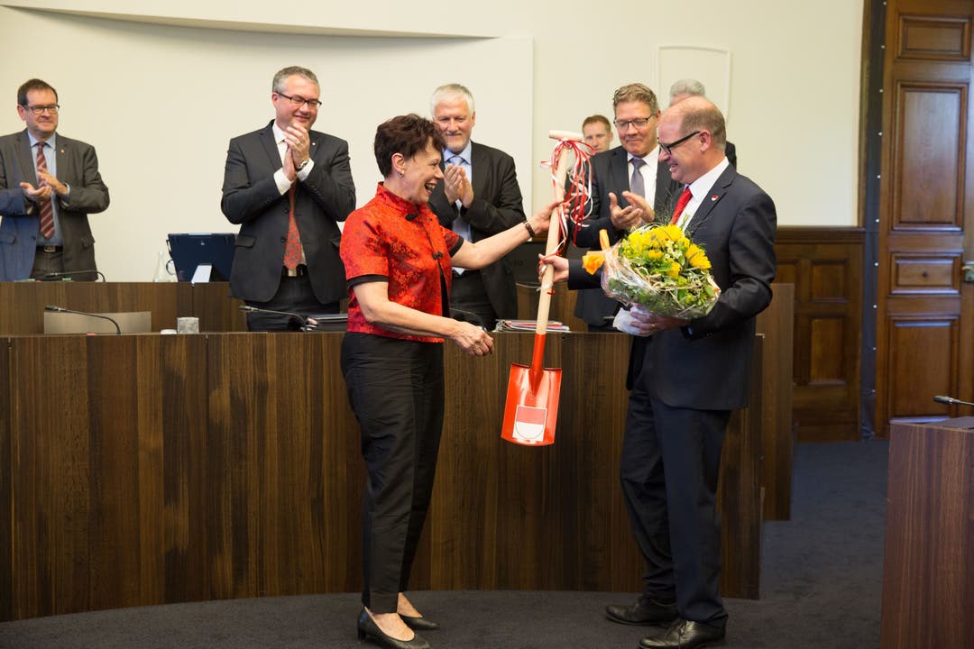 Esther Gassler bekommt eine rote Schaufel und Blumen von Kantonsratspräsident Urs Huber.