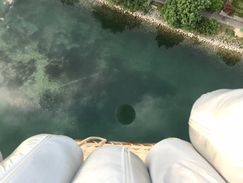 Spiegelbild des Ballons auf der Aare