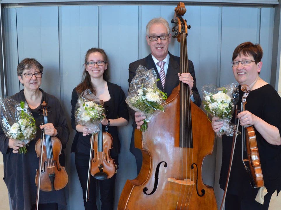 Das Quartett in Mozarts "Serenata notturna" v.l.n.r. Ruth Oechsli (Viola), Franziska Kordowich (VII), Gerd Goldemann (Bass), Monika Kordowich (VI)