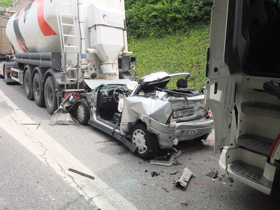 Autounfall in Untersiggenthal: Auto zwischen zwei Sattelschleppern eingeklemmt