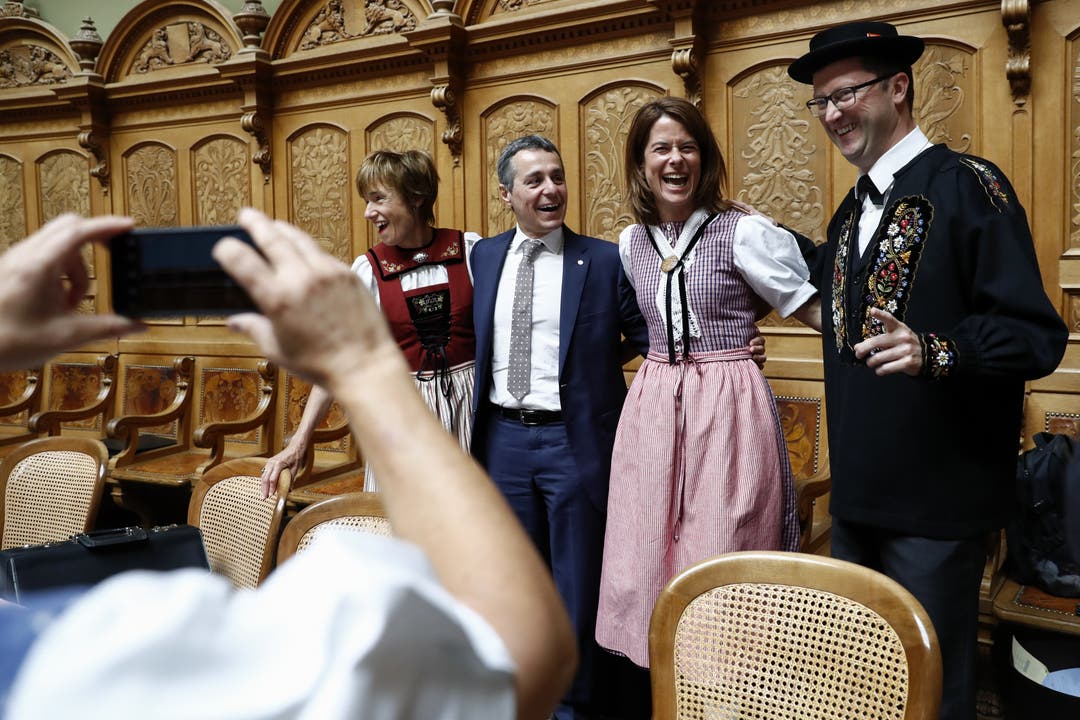Posieren hier die trachtentragenden Ruth Humbel (CVP/AG), Petra Gössi (FDP/SZ) und Peter Keller (SVP/NW) mit dem nächsten Bundesrat?