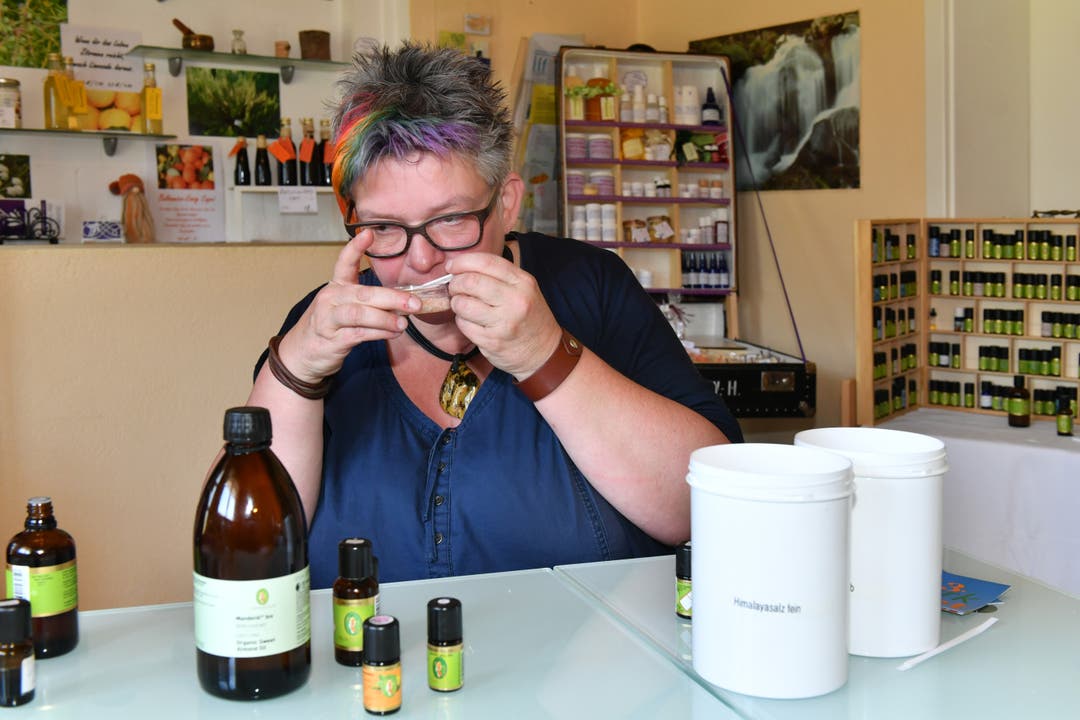 Jacqueline Müller vom Aroma-Atelier Laupersdorf beim Herstellen eines aromatisierten Badesalzes mit Naturdüften aus natürlichen ätherischen Ölen.