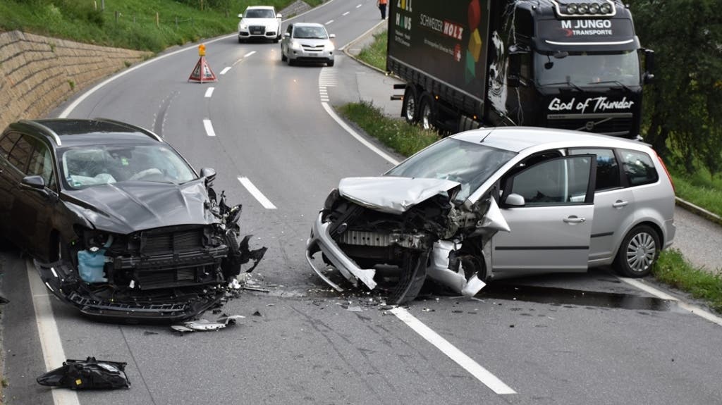 Schluein (GR), 19. Juli Bei einem frontalen Zusammenstoss zweier Autos sind drei Personen verletzt worden. An beiden Fahrzeugen entstand Totalschaden.