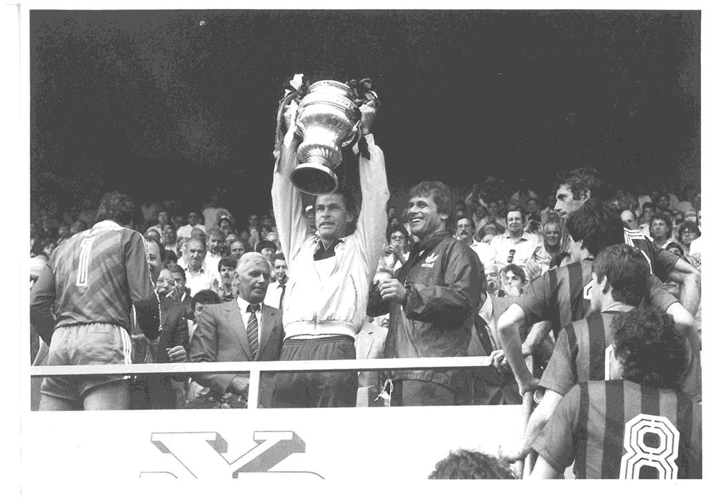 Die Stunde des Triumphs: Ottmar Hitzfeld (mit Pokal) wird mit dem FC Aarau 1985 Schweizer Cupsieger, rechts Co-Trainer Radi Schibli.