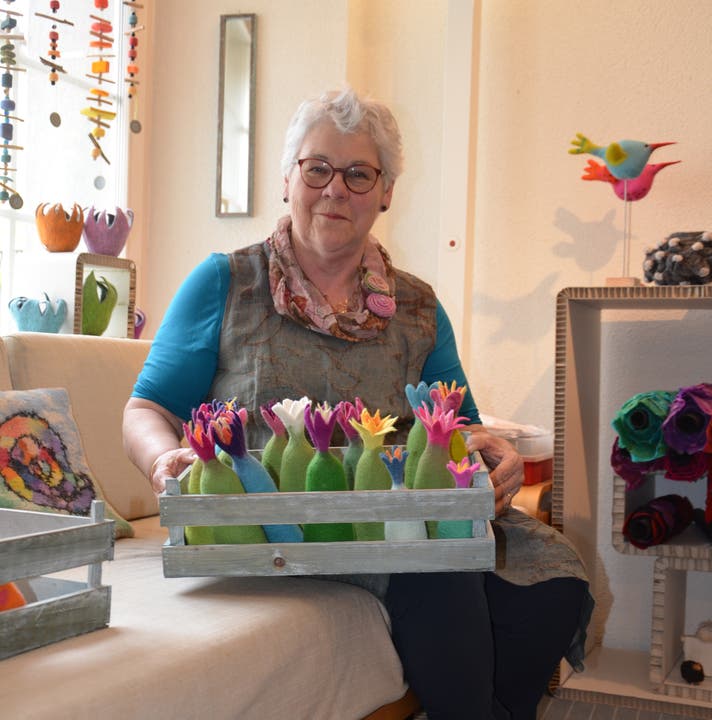 Sie produziert Finken, Hüte, Bérets, aber auch Ansteckblumen, Bilder und Schals. Inspirieren lässt sie sich noch heute gerne von Künstler Paul Klee.