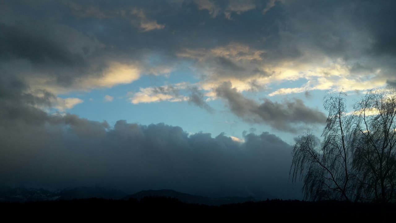 Der Sturm sorgte am Dienstag für ein Wolkenspektakel in Udligenswil.