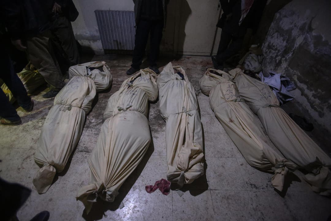 Eingewickelte Leichen nach dem Angriff vom 3. April auf das Zivilistengebiet von Douma in Syrien.