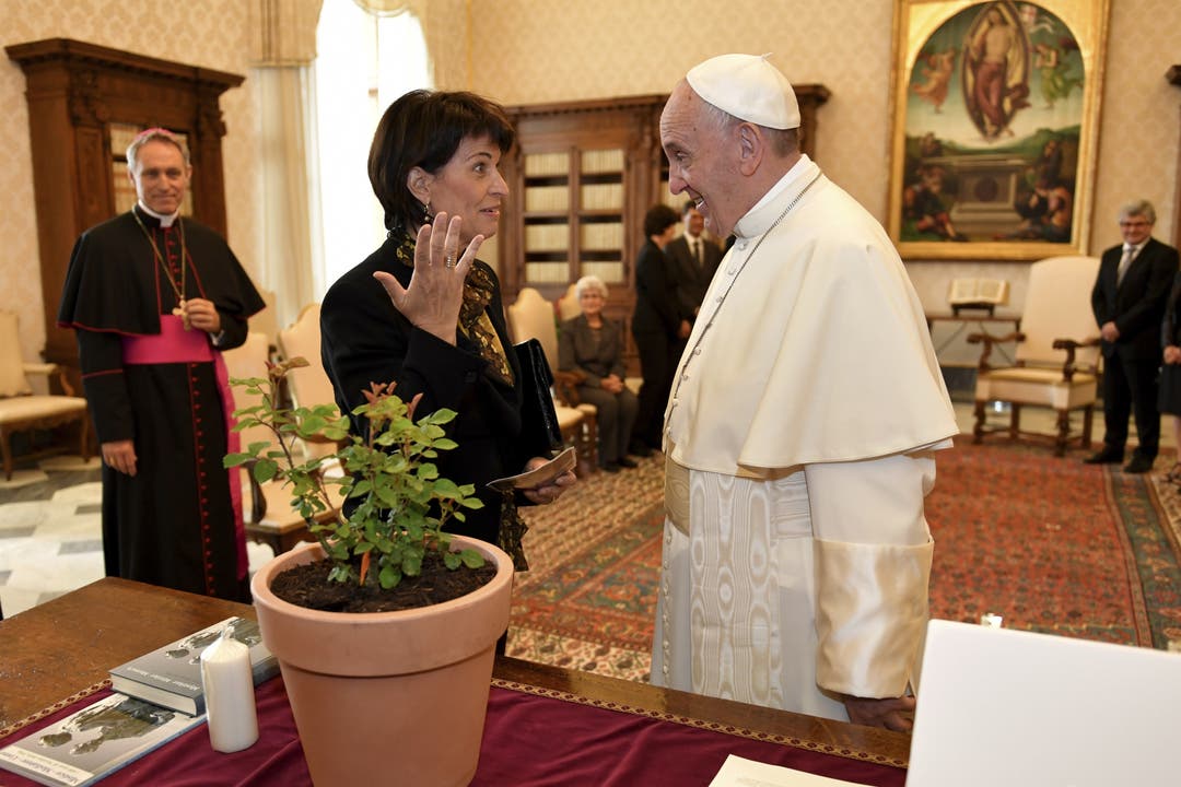 Leuthard besucht im Mai 2017 den Papst - mit dabei ist auch ihre Mutter.