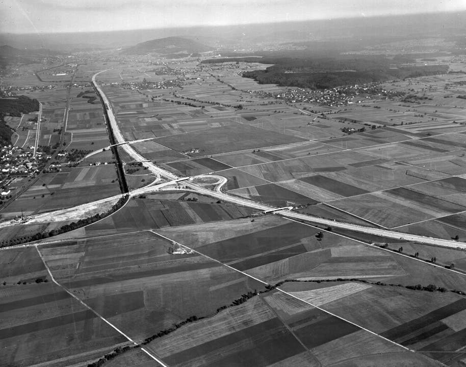 Die im Bau befindliche Autobahn bei der Ausfahrt Oensingen mit Blick ins damals noch unverbaute Gäu