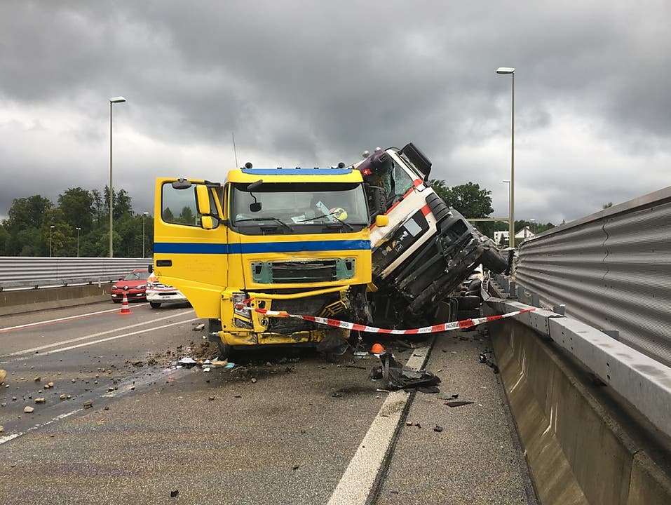 A3, Zürich-Wollishofen Richtung Uetlibergtunnel, 31. August Ein Unfall zwischen mehreren Lastwagen auf der Zürcher Westumfahrung führt zu einem Verkehrschaos.