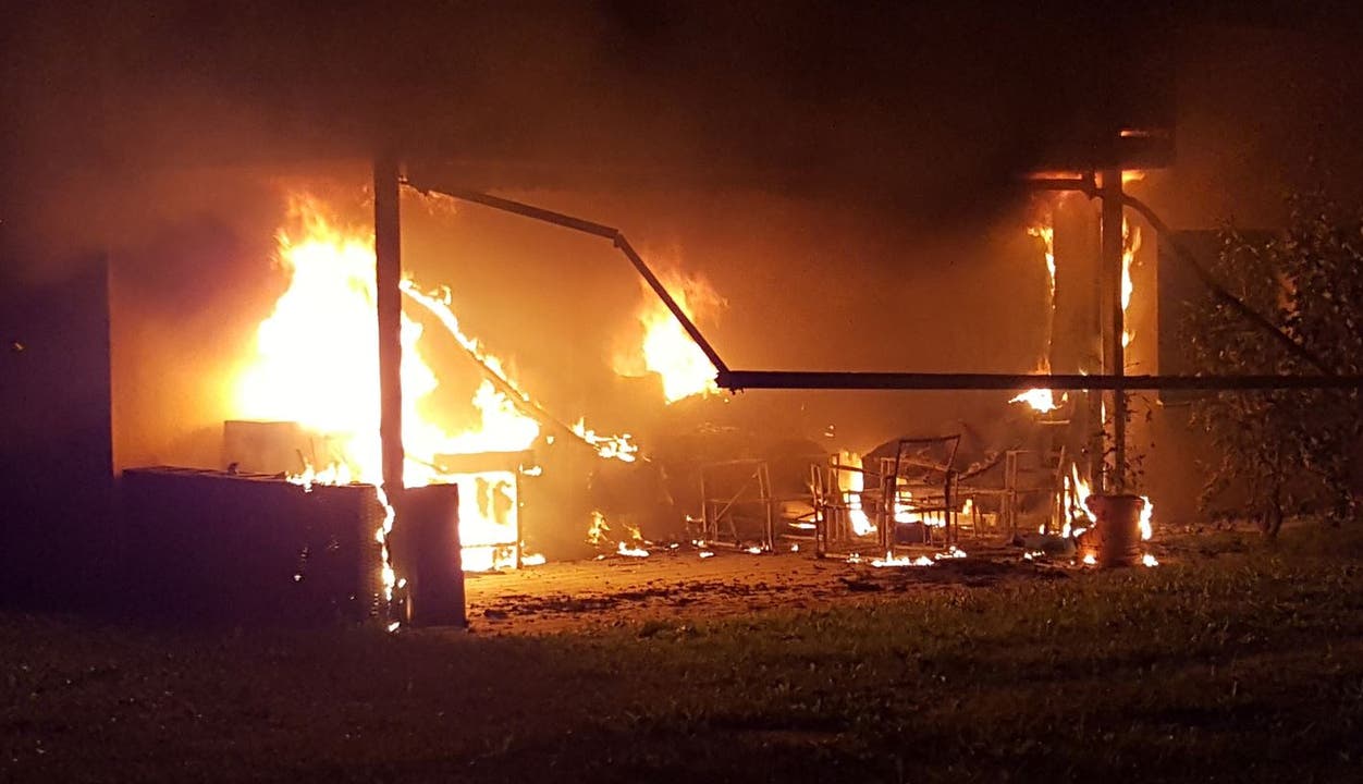 Gränichen, 2. September Auf dem Sitzplatz eines Mehrfamilienhauses in Gränichen brach in der Nacht ein Brand aus. Die Bewohner wurden evakuiert.