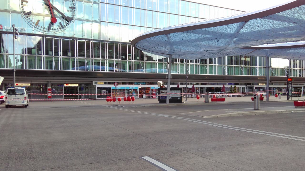 Nach dem Bahnhofplatz wurde im Verlauf des Nachmittags auch der Busbahnhof komplett gesperrt.