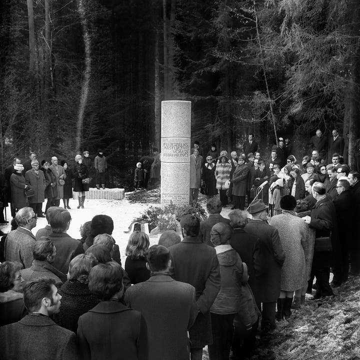 Am 7. März 1971 wird an der Absturzstelle im Wald von Würenlingen eine Gedenkstätte eingeweiht. Sie besteht auch heute noch.