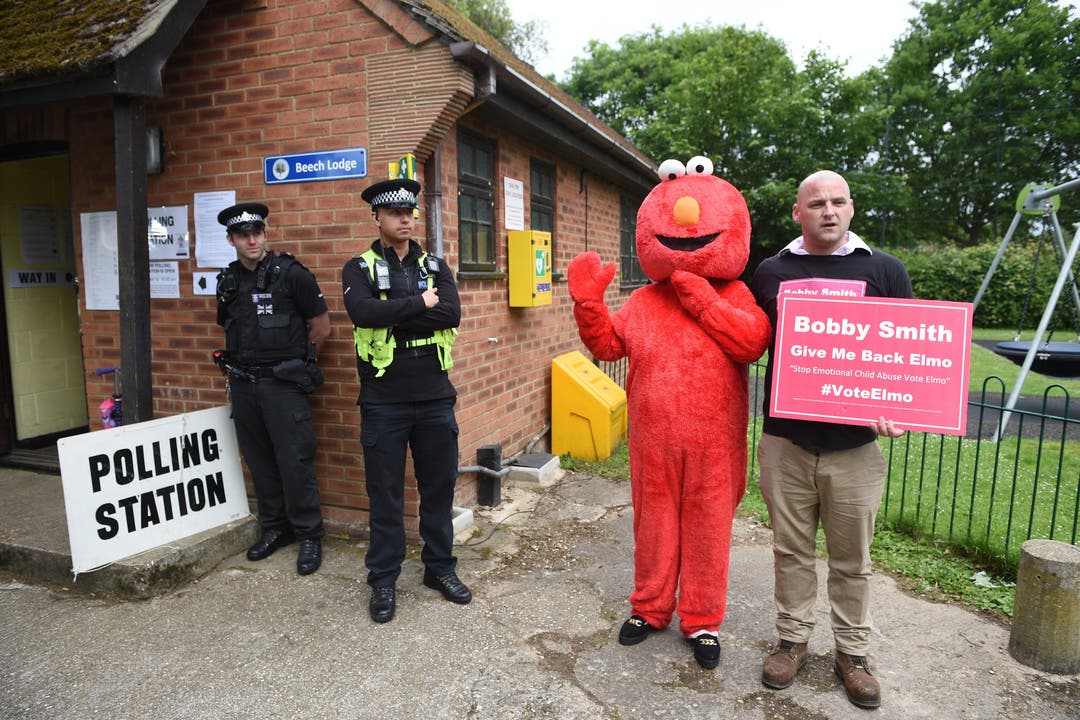 Noch ein kurioser Kandidat: "Elmo" kämpft für Väterrechte, hier an einer Wahlstation.