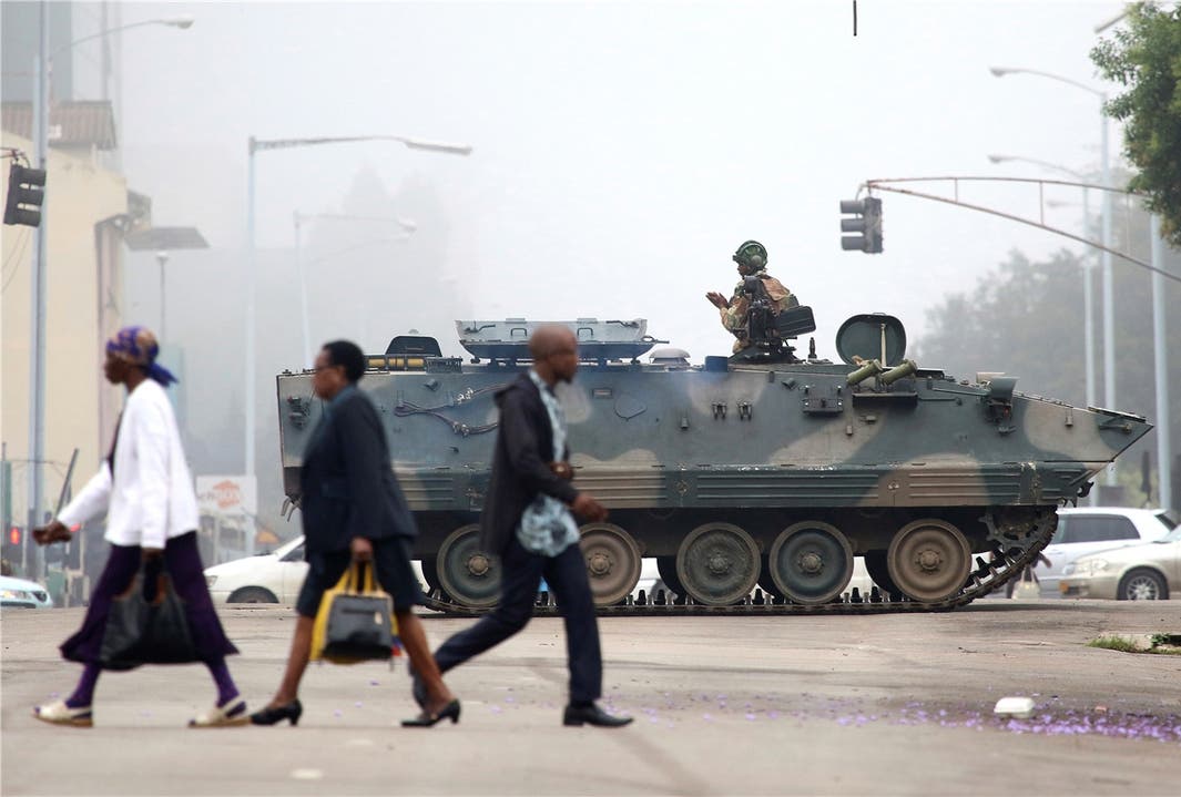 Das Militär hat die Macht in Simbabwe übernommen: Soldaten patroullierten gestern in der Hauptstadt Harare.