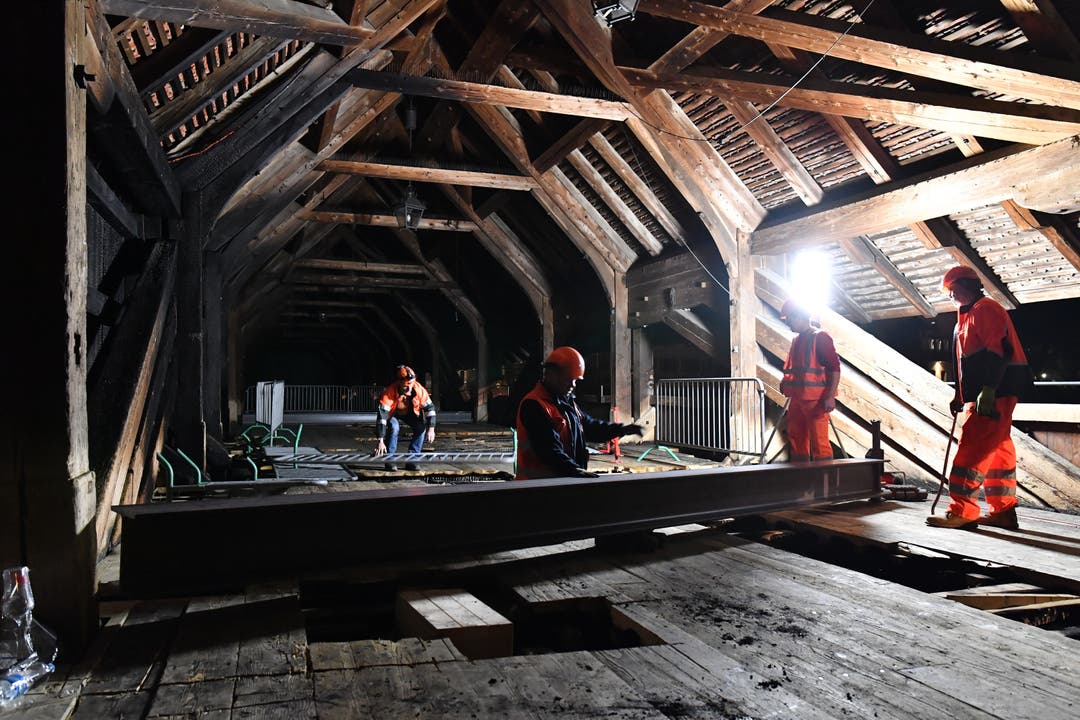 Aufbau der Notbrücke für die Alte Holzbrücke in Olten