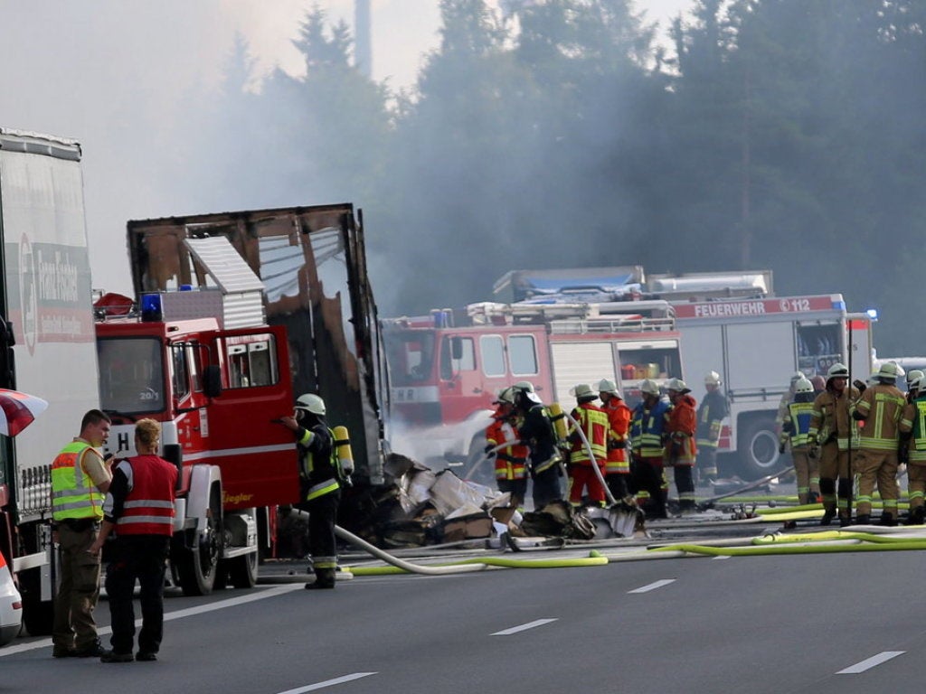 Deutschland - Schwerer Unfall In Bayern: Bus Komplett Ausgebrannt ...