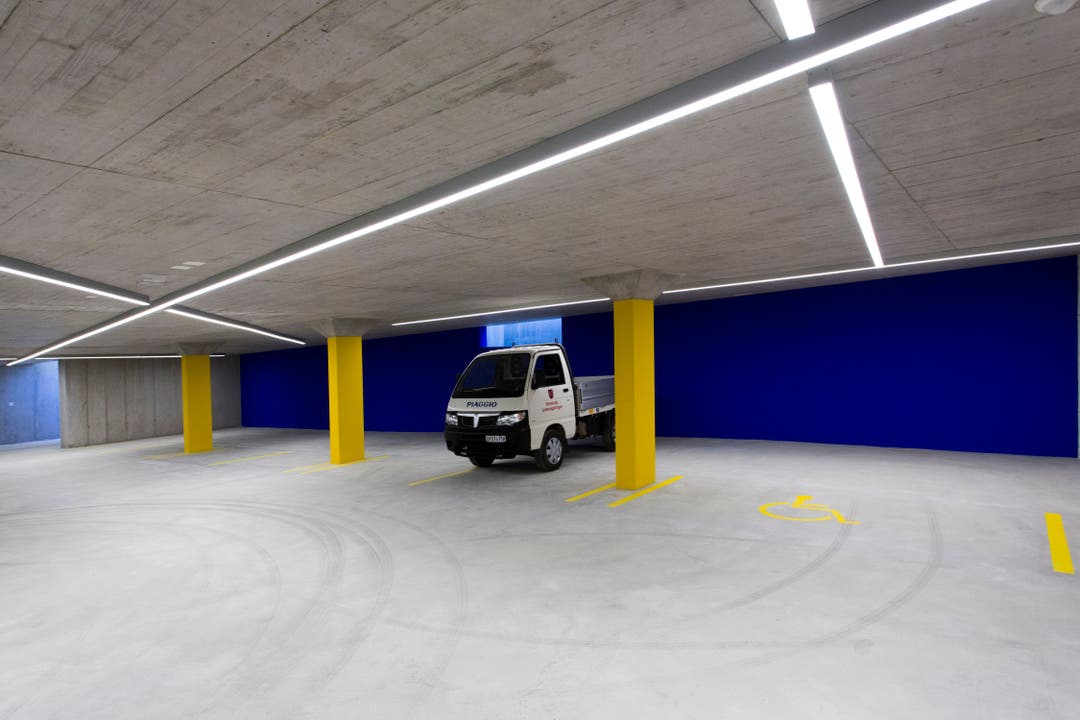 Ebenfalls im Untergrund ist die Tiefgarage zu finden, wo auch ein Parkplatz für Menschen mit Behinderung zur Verfügung steht.
