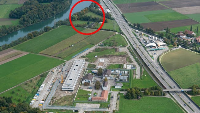 Schachen Deitingen: Der rote Kreis zeigt, wo das Ausreisezentrum entstehen soll. Im Bildvordergrund die Justizvollzugsanstalt (hier noch im Bau).