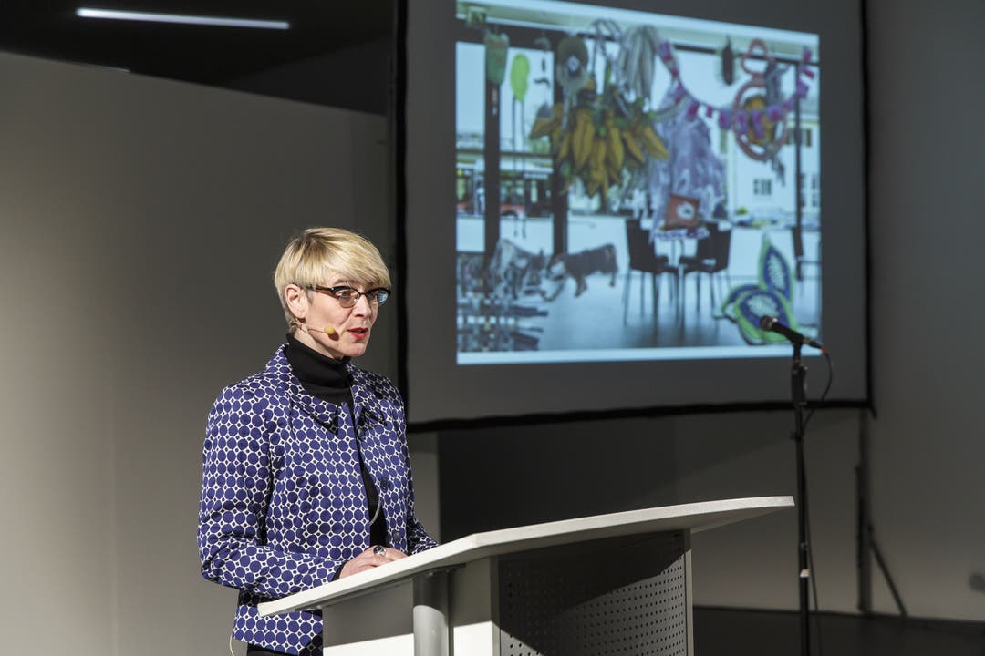Museumsleiterin Claudine Metzger präsentiert die neuen Kunstwerke