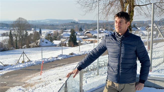 Vom Freisitz des Attiswiler Klubhauses geniesst Heinz Hohl einen guten Überblick über die Region des Solothurner Fussballverbandes.