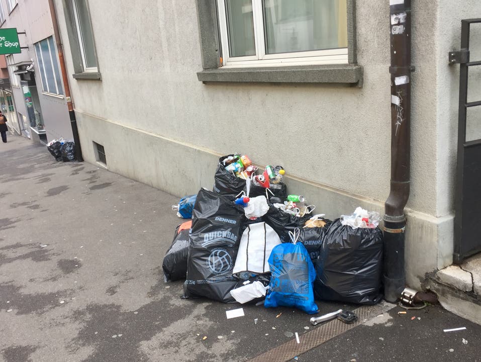 Abfall in Basel Und so sah es am Montagmorgen in der Innenstadt aus: lauter schwarze Mistkübel ohne Vignette. Trotzdem werden laut Angaben der Stadtreinigung ein Viertel weniger Abfallsünder gemeldet als vor einem Jahr.