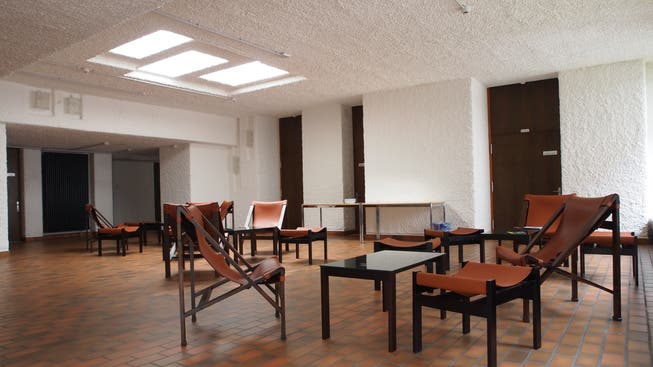 Vom Architekten Otto Glaus entworfene Lederstühle und -hocker im Foyer des 1968 fertiggestellten Franziskushauses.