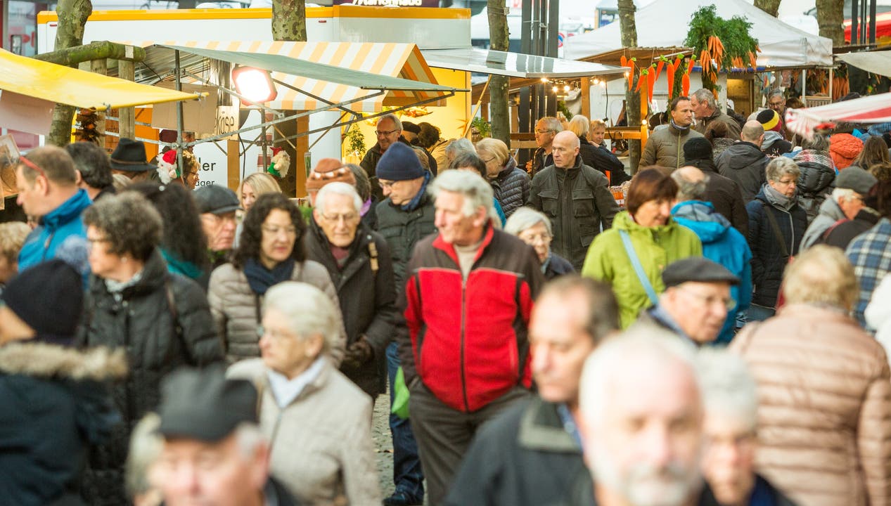 Impressionen vom traditionellen 36. Rüeblimärt im Aarauer Graben. Am Nachmittag sind Tausende am traditionellen Markt.