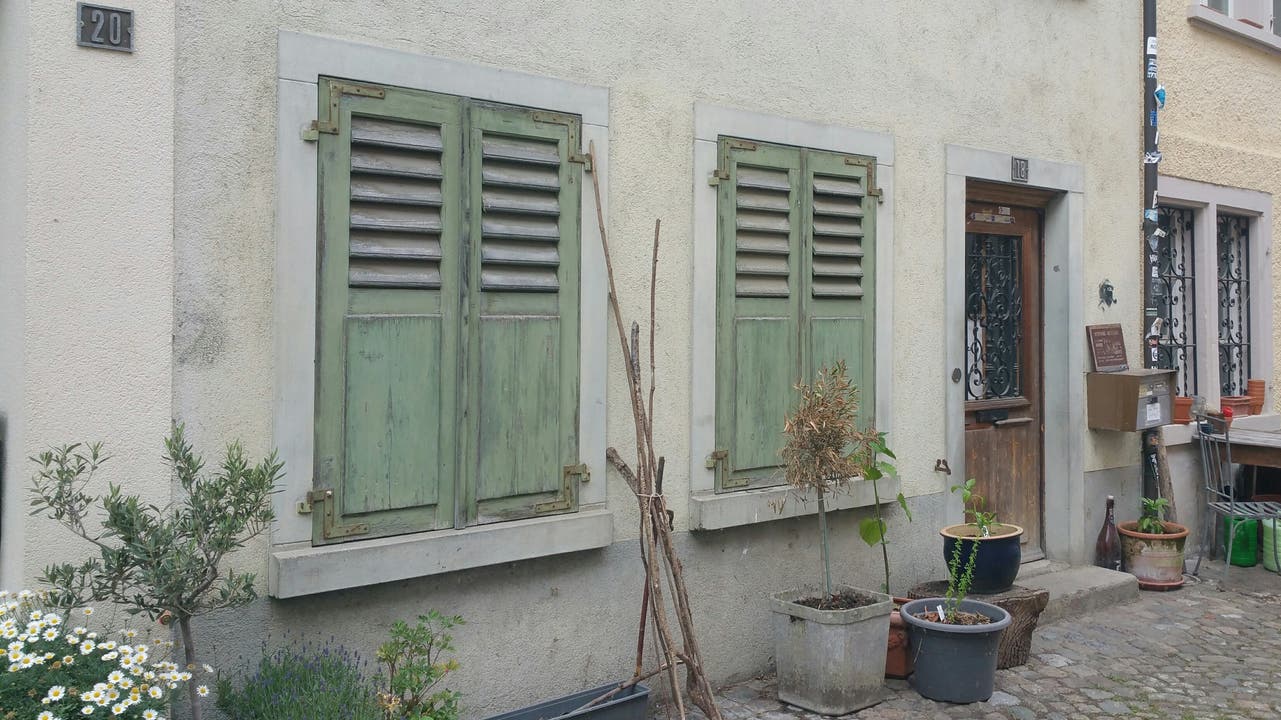 Razzia in Bremgarten: Dieses Haus an der Reussgasse wurde frühmorgens von der Polizei durchsucht.