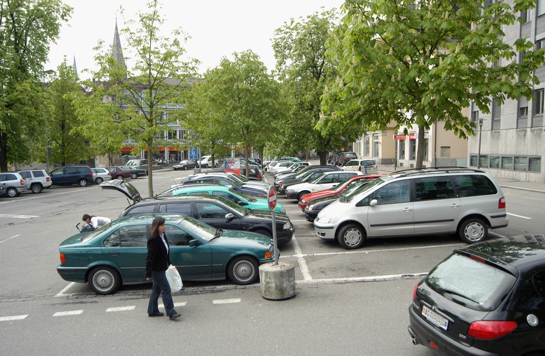 2005 konnten noch Autos auf dem Theaterplatz parkieren.