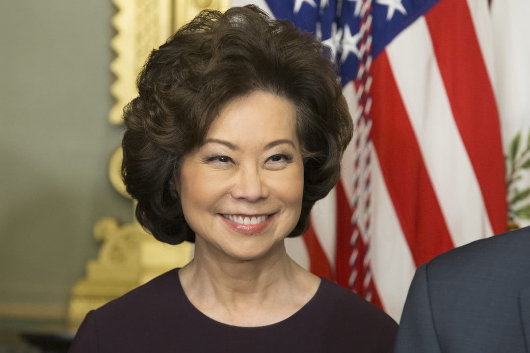 Elaine Chao, Transportministerin Auch die zweite Frau in der Delegation der USA gehörte bereits der Bush-Administration an. Sie ist die erste asiatisch-amerikanische Frau in einem Ministeramt.